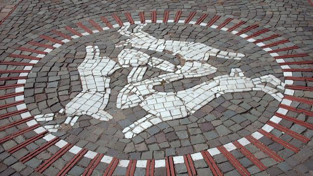 Dreihasenbild:  Der Osterhase dürfte auf ein schlecht gemaltes Osterlamm oder ein verunglücktes Gebildbrot zurückzuführen sein.  Zumindest vermuten das viele Volkskundler.  Ein christliches Symbol der Fruchtbarkeit ist er jedenfalls. Im 16. Jahrhundert tauchten erstmals sogenannte „Dreihasenbilder“ in  den Kirchenfenstern auf, die Hasen zeigen, die ihre Ohren zu einem Dreieck zusammenlegen, eine Darstellung der Heiligen Dreifaltigkeit.