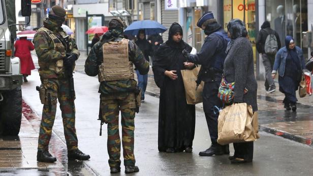 Belgische Polizei bei der Kontrolle von Einkaufstaschen