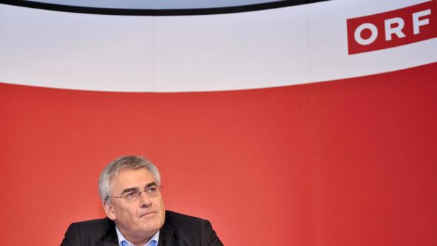 Ein Mann mit Brille sitzt vor einem roten Hintergrund mit dem ORF-Logo.