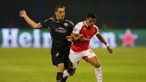 Arijan Ademi im Duell mit Arsenal-Star Alexis Sanchez.