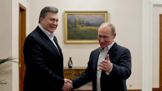 Russian President Vladimir Putin (R) shakes hands with his Ukrainian counterpart Viktor Yanukovich during their meeting at the Zavidova residence in the Tver region March 4, 2013. REUTERS/Andrei Mosienko/Presidential Press Service/Handout (RUSSIA - Tags: POLITICS) ATTENTION EDITORS - THIS IMAGE WAS PROVIDED BY A THIRD PARTY. FOR EDITORIAL USE ONLY. NOT FOR SALE FOR MARKETING OR ADVERTISING CAMPAIGNS. THIS PICTURE IS DISTRIBUTED EXACTLY AS RECEIVED BY REUTERS, AS A SERVICE TO CLIENTS