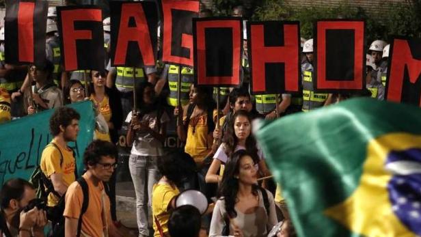 Unzufrieden: Viele Brasilianer gehen täglich auf die Straßen um gegen die hohen Ausgaben für die WM zu protestieren.