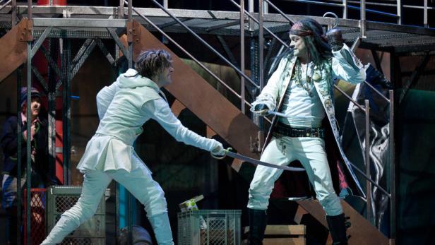 Peter Pan fliegt durchs Burgtheater