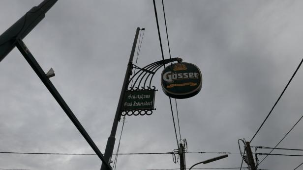 Vorm Schutzhaus in Groß-Jedlersdorf: Sein Innenleben ist netter als der Himmel