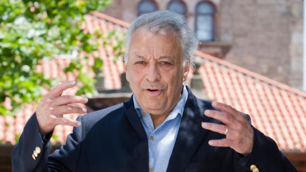 epa03330950 Indian conductor Zubin Mehta gestures upon his arrival to Santander, northern Spain, 31 July 2012, for the opening concert of the 61st edition of the Santander International Festival with the Israel National Philarmonic Orchestra. EPA/ALBERTO AJA