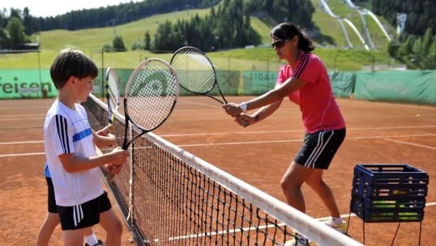 Hitze-Hero: Die ehemalige Top-100-Spielerin Patricia Wartusch steht jeden Tag sechs bis acht Stunden als Tennistrainerin in der prallen Sonne am Platz.