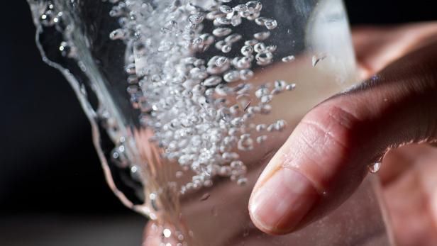 Keine Bakterien im Trinkwasser: Neuerliche Analysen widerlegen den ersten Verdacht