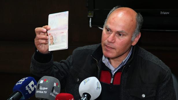 Mit seinem Pass bewies Anton Sander während der Pressekonferenz in Damaskus, dass er Österreicher ist. Er schilderte dort seine Erlebnisse.