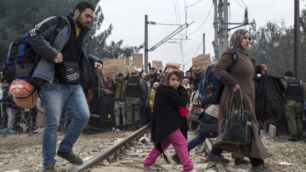 Flüchtlinge überqueren die Grenze zu Mazedonien, während &quot;Wirtschaftflüchtlinge&quot; nicht passieren dürfen.