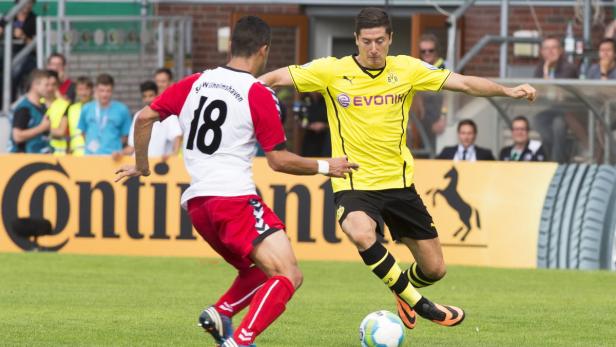 epa03812096 Dortmund&#039;s Robert Lewandowski (R) in action against Wilhelmshaven&#039;s Angelos Eleftheriadis (L) during the German Cup first round soccer match between SV Wilhelmshaven and Borussia Dortmund at Jade Stadium in Wilhelmshaven, Germany, 03 August 2013. (PLEASE NOTE: The DFB prohibits the utilisation and publication of sequential pictures on the internet and other online media during the match (including half-time). BLOCKING PERIOD! The DFB permits the further utilisation and publication of the pictures for mobile services (especially MMS) and for DVB-H and DMB only after the end of the match.) EPA/JOERG SARBACH