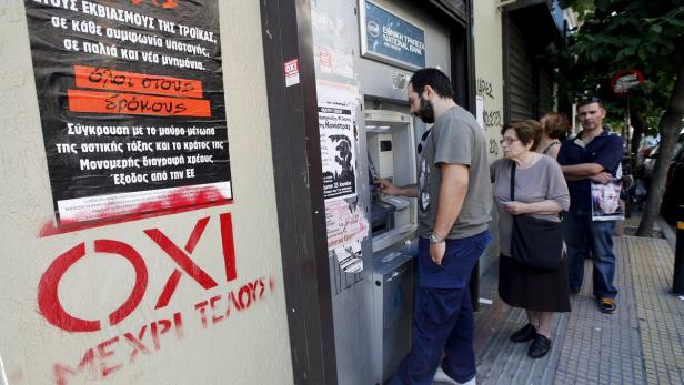 Schlange an Bankomat in Athen