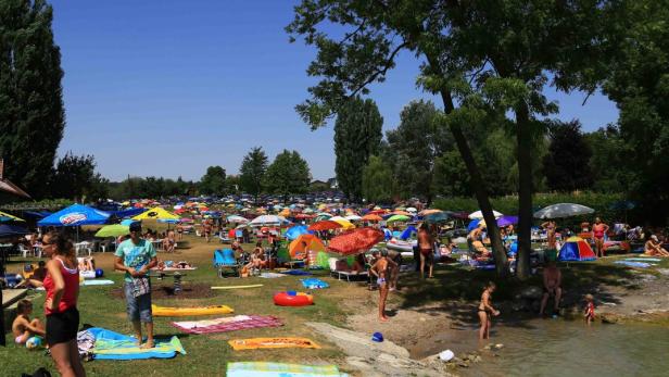 Bereits gestern, Samstag, herrschte großer Andrang am Badeplatz Litzlberg.  Heute, Sonntag, wird auf der Liegewiese ab Mittag kaum mehr ein freier Platz zu finden sein.