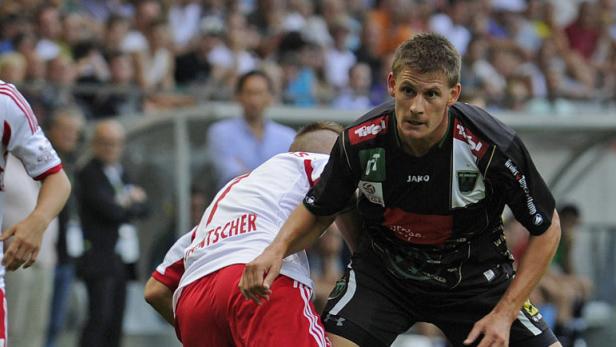 APA13994472 - 03082013 - INNSBRUCK - ÖSTERREICH: Jakob Jantscher (li, RBS) und Thomas Löffler (FCW) während der tipp3-Bundesliga-Begegnung zwischen FC Wacker Innsbruck und Red Bull Salzburg am Samstag, 3. August 2013, in Innsbruck. APA-FOTO: Robert Parigger