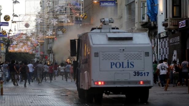 epa03812280 Turkish riot police use water cannon to disperse protesters during an anti government protest at the Taksim Square in Istanbul, Turkey, 03 August 2013. EPA/TOLGA BOZOGLU
