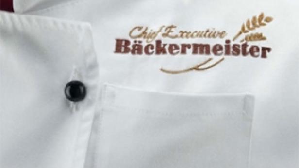 Nahaufnahme einer Bäckerjacke mit der Aufschrift „Bäckermeister“.
