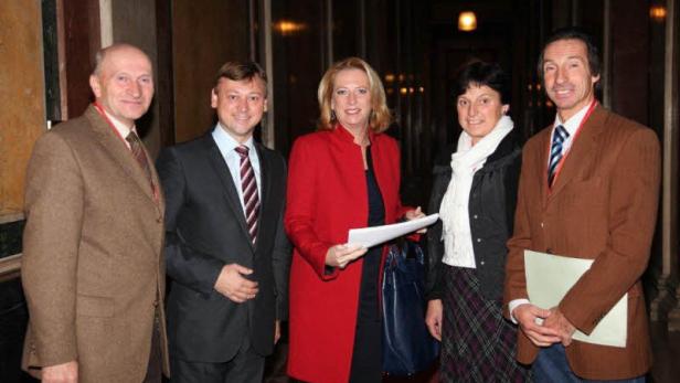 575 Unterschriften gegen Sperre der Schrankenanlagen