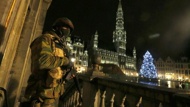 Ein Soldat am Grand Place in der Brüsseler Innenstadt.