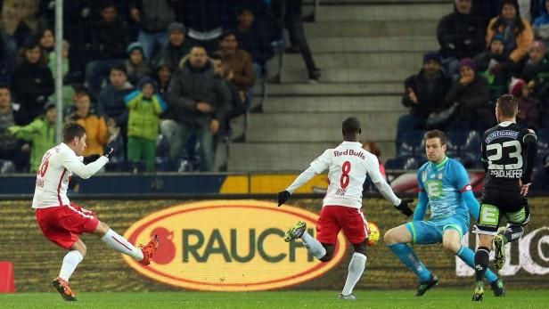 Ein Fußballspieler schießt den Ball während eines Spiels.