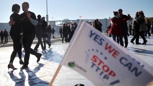Anti-TTIP-Tanz in Berlin: Nur in 3 von 28 EU-Staaten ist die Mehrheit gegen TTIP.