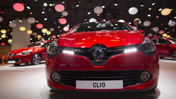 Ein roter Renault Clio auf einer Automobilausstellung.
