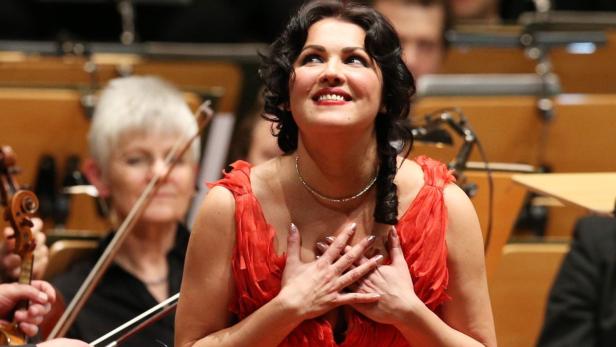 epa03538439 Russian soprano Anna Netrebko cheers to the audience after a concert at Laeiszhalle in Hamburg, Germany, 15 January 2013. The opera couple Anna Netrebko and Erwin Schrott performed works by Mozart, Rossini and Gershwin with the Hamburg Symphony Orchestra conducted by Claudio Vandelli. EPA/CHRISTIAN CHARISIUS