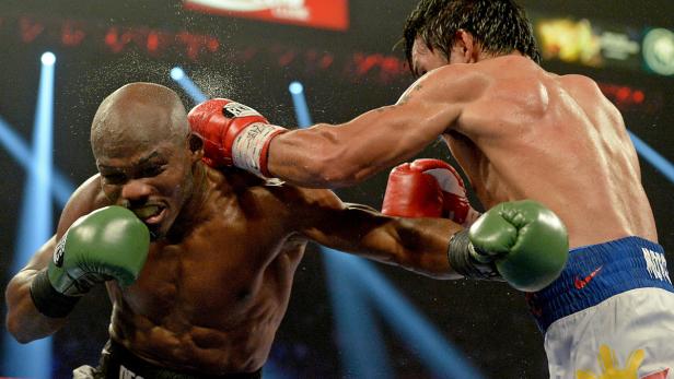 Zwei Boxer im Ring während eines Kampfes.