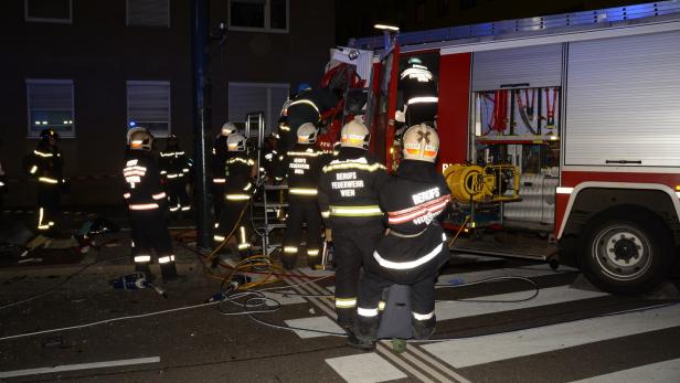 Einsatz der Berufsfeuerwehr Wien bei Nacht.