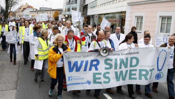 Erst gab es Proteste für Gehaltserhöhungen nun gegen „verordnete“– Kärntens Mediziner lehnen das steirische Schema ab, weil Gehälter ungleichmäßig verteilt werden.