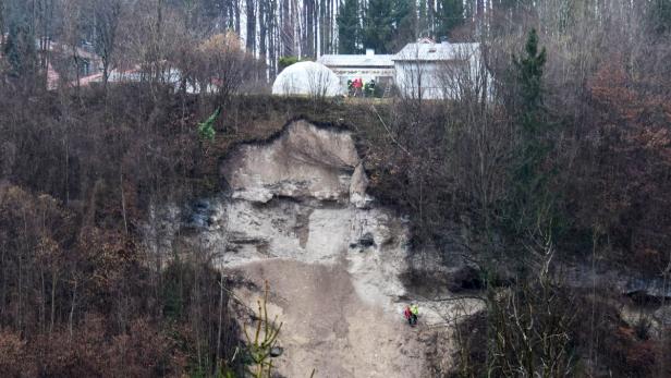 Landesgeologe Markus Einberger ließ sich mit Hilfe eines Bergretters zur Abbruchstelle abseilen.