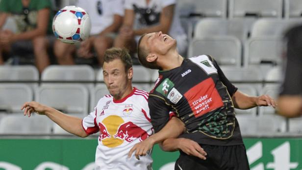 Andreas Ulmer (li, RBS) und Christopher Wernitznig (FCW) während der tipp3-Bundesliga-Begegnung zwischen FC Wacker Innsbruck und Red Bull Salzburg am Samstag, 3. August 2013, in Innsbruck.