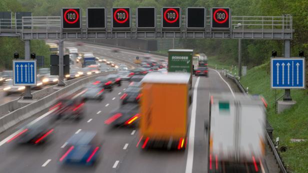 LKWs und PKWs fahren am 13.05.2013 in Stuttgart (Baden-Württemberg) unter anderem auf dem Seitenstreifen der Autobahn A5. Zwischen dem Stuttgarter Kreuz und der Anschlussstelle Möhringen wurde erstmals der Seitenstreifen als zusätzliche Fahrspur freigegeben. Geplant ist zunächst eine Freigabe im morgendlichen Berufsverkehr für drei Stunden und zeitweise nachmittags. Foto: Marijan Murat/dpa +++(c) dpa - Bildfunk+++