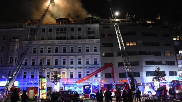 Kurz vor 19.30 Uhr ging das Dachgeschoß eines Hauses am Keplerplatz in Flammen auf