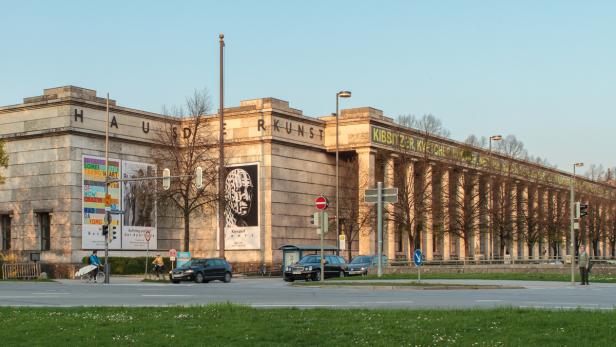 Das Haus der Kunst in München mit Ausstellungsplakaten an der Fassade.