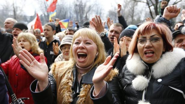 Pro-russische Demonstranten in Luhansk