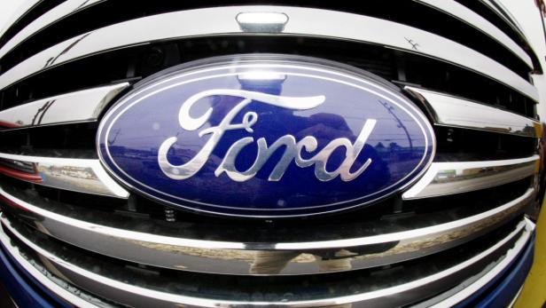 Nahaufnahme des Ford-Logos auf dem Kühlergrill eines Autos.