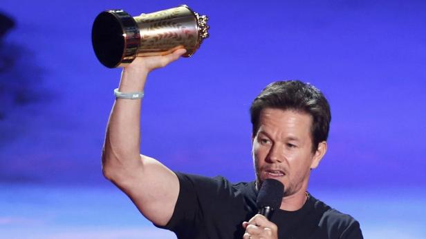 Mark Wahlberg freute sich über den &quot;Generation Award&quot; - in Form von goldenem Popcorn.
