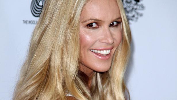 Elle Macpherson lächelt in die Kamera.