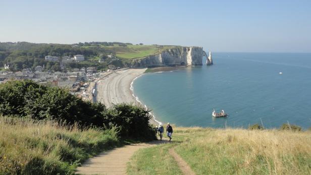 Das kleine Seebad Étretat beeindruckt mit bizarren Felsformationen und glasklarem Meerwasser