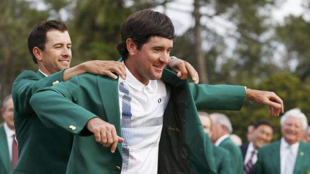 Bubba Watson wird bei der Masters-Siegerehrung das grüne Jackett angezogen.