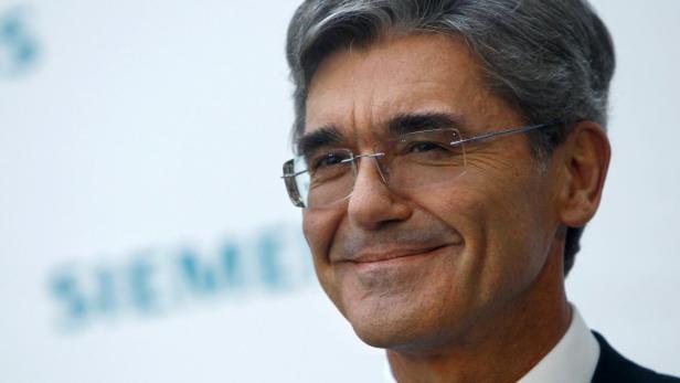 Joe Kaeser, ehemaliger Vorstandsvorsitzender von Siemens, lächelt in die Kamera.