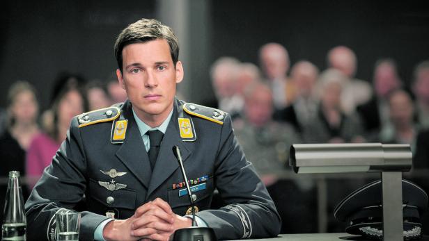 Kampfpilot Lars Koch (Florian David Fitz) steht vor Gericht.