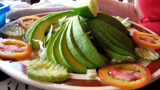 Ob in Guacamole, in Salaten oder frisch aufs Brot – wer Avocados zubereitet, sollte beim Rezept immer auch Paradeiser oder Karotten ergänzen. Eine weitere Studie der Ohio State University zeigt, dass Avocados die Aufnahme von Beta-Carotin aus anderen Gemüsesorten vervielfachen. Außerdem unterstützen sie den Körper beim Umwandeln in Vitamin A.