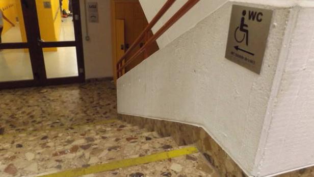 Rollstuhlfahrer müssen über die Stufen zur Toilette