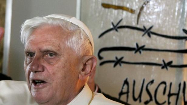 Pope Benedict XVI prays at the centre for dialog and prayer next to Auschwitz Nazi concentration camp in Oswiecim May 28, 2006. Pope Benedict visited the Auschwitz death camp as &quot;a son of Germany&quot; on Sunday to meet former inmates and view an execution wall and starvation cells where some of the 1.5 million victims died. REUTERS/Katarina Stoltz