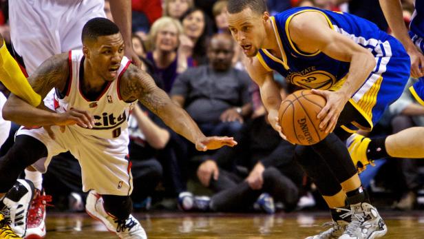 Stephen Curry dribbelt den Ball während eines Basketballspiels.
