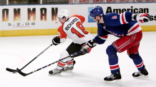 epa01296246 The Flyers&#039; Mike Richards (L) breaks away from the Rangers&#039; Marek Malik (R) on his way to scoring the winning goal during overtime of the game between the Philadelphia Flyers and New York Rangers at Madison Square Garden in New York, New York, USA, 25 March 2008. The Flyers won, 2-1 in overtime. EPA/JUSTIN LANE