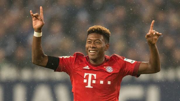 David Alaba jubelt im Trikot des FC Bayern München mit erhobenen Händen.