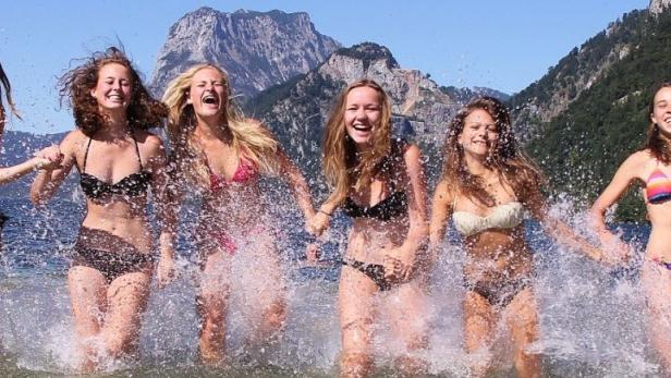 Traunsee Baden Sommer Bikini Badewetter Wasserspritzer