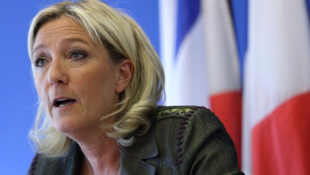 Marine Le Pen, France&#039;s National Front political party leader, speaks during a news conference at the party&#039;s headquarters in Nanterre, near Paris, June 25, 2013. REUTERS/Philippe Wojazer (FRANCE - Tags: POLITICS)