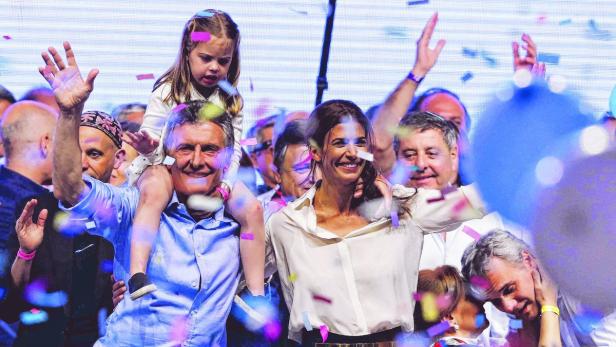 Mauricio Macri feiert seinen Sieg mit seiner Tochter und Ehefrau